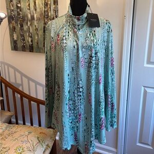 Vintage JustFashionNow
Beautiful green, long sleeve, high collar blouse Size XXL